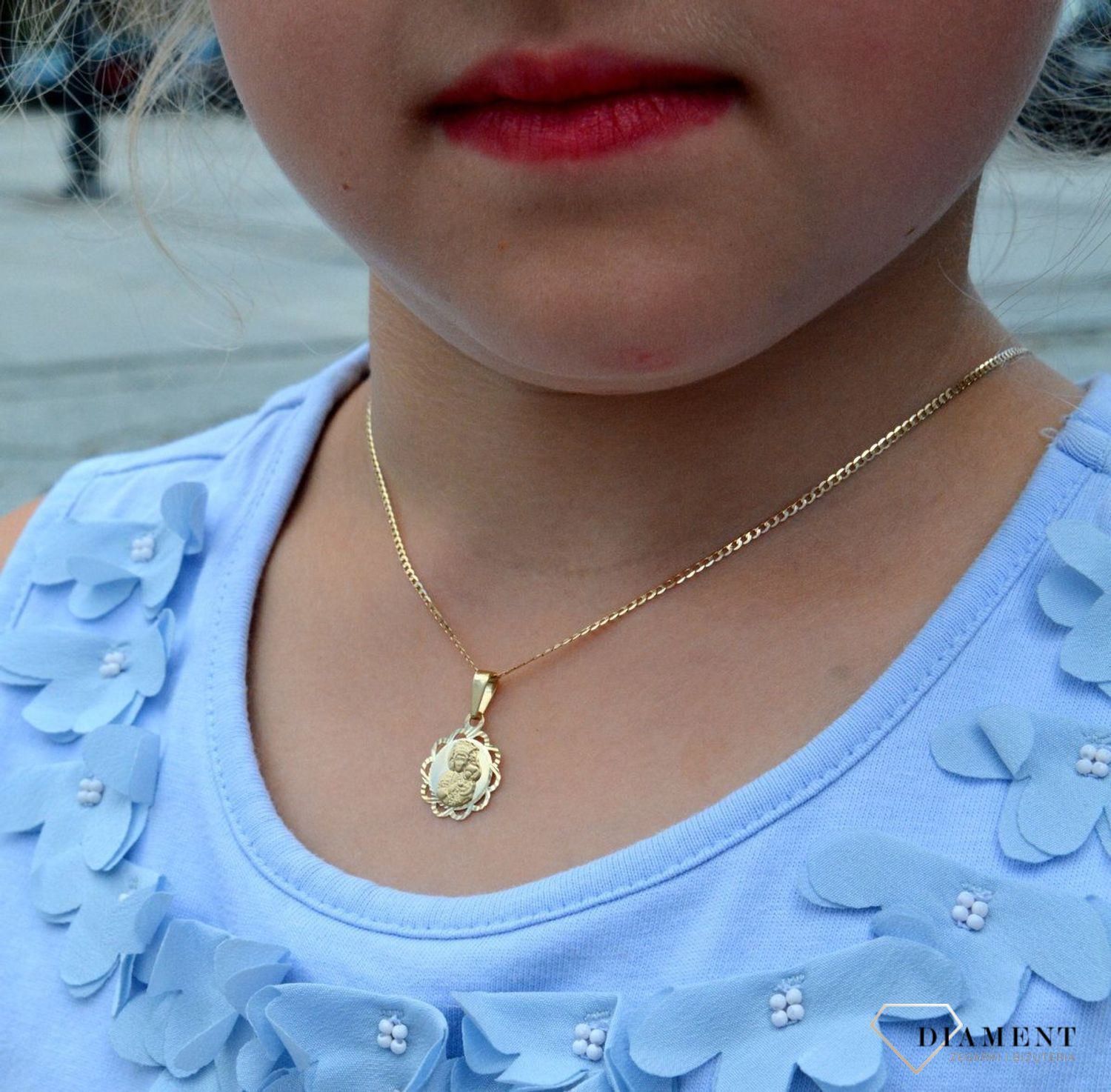 Złota zawieszka medalik pr333 Matka Boska ZA 6760 333. Medalik będący wspaniałą pamiątką i prezentem z okazji chrztu, komunii czy bierzmowania. Zawieszka wykonana ze złota próby 333. Piękna biżuteria o bogatej symbolice religijnej (1).jpg